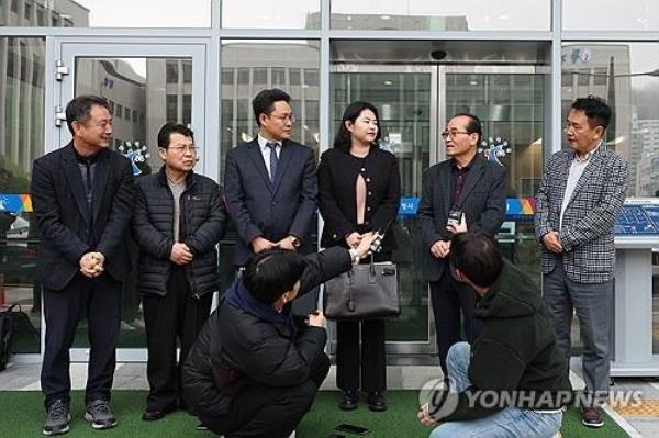 Bereaved families of South Korean victims of Japan's wartime forced labor and their lawyers hold a news co<em></em>nference at the Gwangju District Court in the southwestern city of Gwangju on Feb. 15, 2024. (Yonhap)