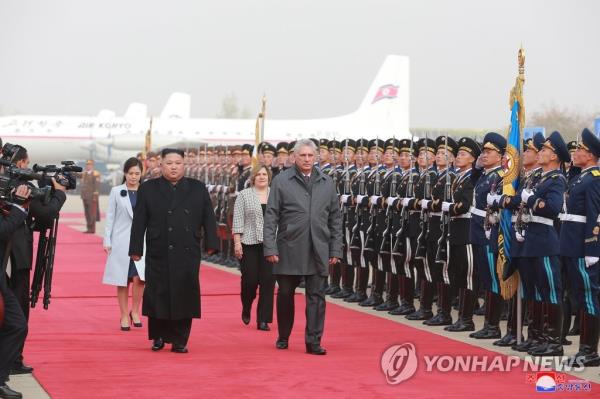 This file photo, carried by North Korea's official Korean Central News Agency on Nov. 7, 2018, shows the North's leader Kim Jong-un (L) seeing off Miguel Diaz-Canel (R), the president of the Council of State, at Pyo<em></em>ngyang Internatio<em></em>nal Airport the previous day. (For Use o<em></em>nly in the Republic of Korea. No Redistribution) (Yonhap)