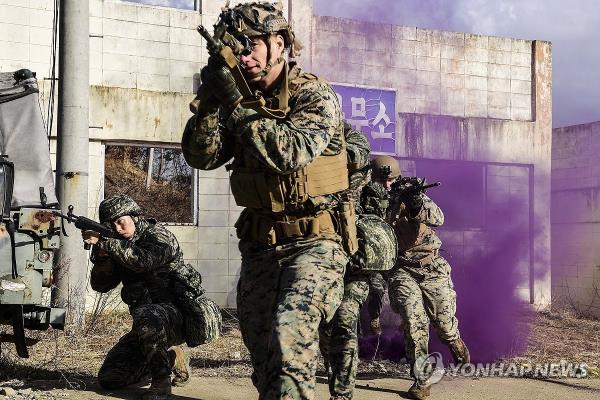 South Korean and U.S. Marines stage combined close-quarters battle drills at a training field in Pohang, 262 kilometers southeast of Seoul, on Feb. 7, 2024, in this photo released by the South's Marine Corps the next day. (PHOTO NOT FOR SALE) (Yonhap)