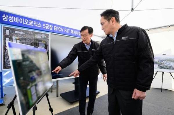 Samsung Electro<em></em>nics Co. Chairman Lee Jae-yong (R) is seen visiting Samsung Biologics Co.'s bio campus in Incheon, west of Seoul, on Feb. 16, 2024, in this photo provided by the company. (PHOTO NOT FOR SALE) (Yonhap) 