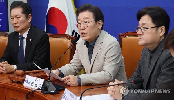 Rep. Lee Jae-myung (C), the leader of the Democratic Party (DP), speaks in a leadership meeting at the Natio<em></em>nal Assembly in Seoul on Feb. 16, 2024. (Yonhap) 