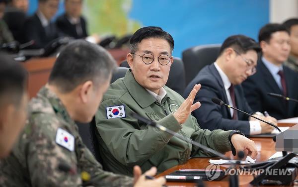 Defense Minister Shin Won-sik (C) speaks as he visits the Army's Ground Operations Command in Yongin, just south of Seoul, on Feb. 16, 2024, in this photo provided by his office. (PHOTO NOT FOR SALE) (Yonhap)