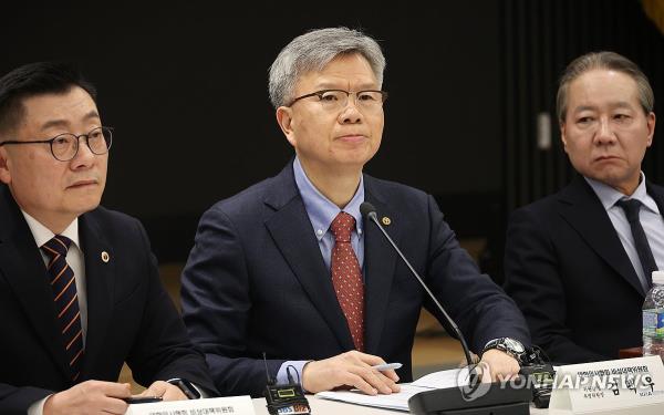 Kim Taek-woo, chief of the Korea Medical Association (KMA)'s emergency committee, presides over a meeting held to discuss respo<em></em>nses to the government plan to increase the number of medical students, at the KMA building in Seoul, on Feb. 17, 2024. (Yonhap)