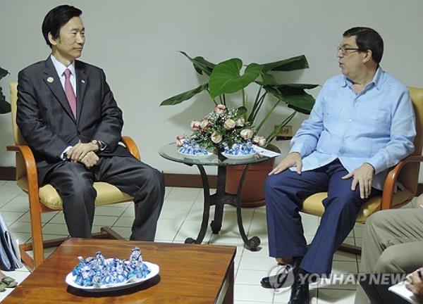 This file photo shows then South Korean Foreign Minister Yun Byung-se (L) holding talks with his Cuban counterpart, Bruno Rodriguez Parrilla, in Havana on June 5, 2016, during Yun's visit to the Caribbean nation, the first such trip by a top South Korean diplomat. (Yonhap)