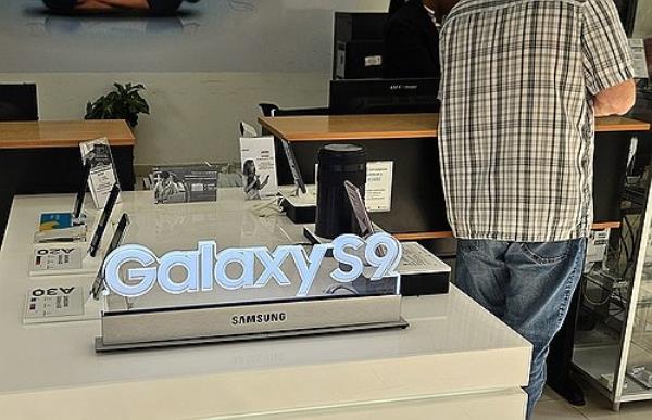 Samsung Electro<em></em>nics Co.'s Galaxy smartpho<em></em>nes are on display in a phone store in Havana, Cuba, on Feb. 16, 2024. (Yonhap)