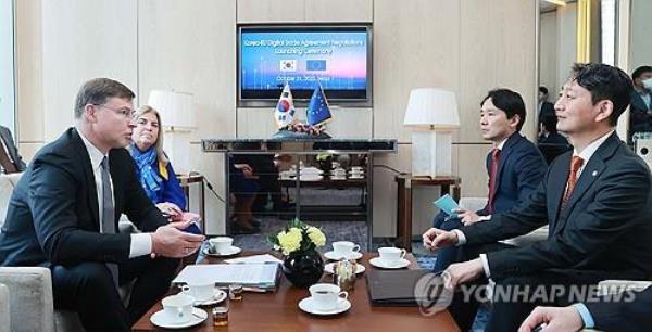 This file photo, provided by South Korea's trade ministry, shows Trade Minister Ahn Duk-geun (R) holding talks with his EU counterpart, Valdis Dombrovskis (L), in Seoul on Oct. 31, 2023. (Yonhap) 