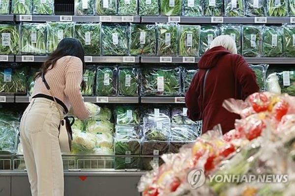 Customers shop for vegetables at a supermarket in Seoul, in this Oct. 24, 2023, file photo. (Yonhap)