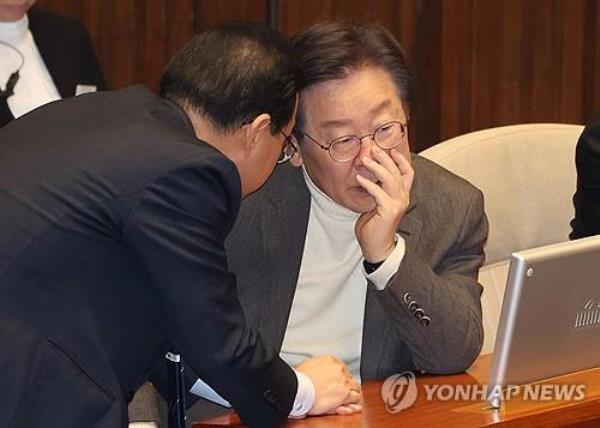 Lee Jae-myung (R), leader of the main opposition Democratic Party, is seen at the Natio<em></em>nal Assembly on Feb. 20, 2024. (Yonhap)