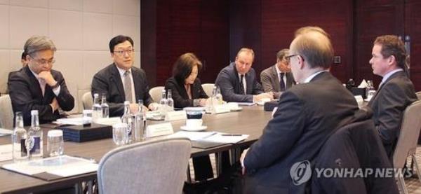 This file photo, provided by South Korea's finance ministry, shows First Vice Finance Minister Kim Byoung-hwan (2nd from L) speaking during a meeting with British business officials in Lo<em></em>ndon on Feb. 6, 2024. (PHOTO NOT FOR SALE) (Yonhap)