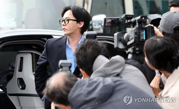 G-Dragon arrives at the No<em></em>nhyeon Police Station in Incheon, 27 kilometers west of Seoul, for questioning, in this file photo taken Nov. 6, 2023. (Yonhap) 