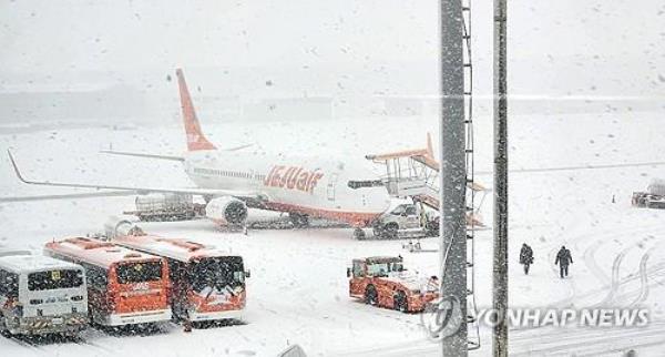 Runway operations are halted at Jeju Internatio<em></em>nal Airport on the southern resort island due to heavy snow on Dec. 22, 2023. (Yonhap)