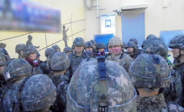 Joint Chiefs of Staff Chairman Adm. Kim Myung-soo (2nd from L) and Gen. Paul LaCamera (3rd from L), commander of the U.S.-led U.N. Command, meet South Korean troops statio<em></em>ned at a guard post in the central front line on Dec. 21, 2023, in this photo provided by Kim's office the next day. (PHOTO NOT FOR SALE) (Yonhap)