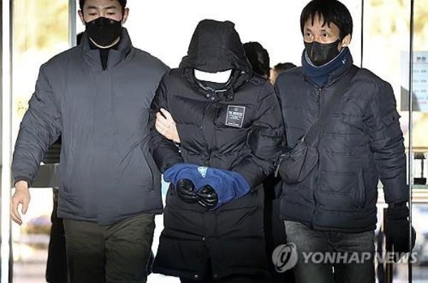 A teenager appears at the Jo<em></em>ngno Police Station on Dec. 19, 2023, for investigation over the alleged drawing of 44-meter-long graffiti on the walls of a historic palace in central Seoul. (Yonhap)