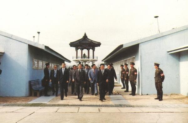 South Korean officials make their way to attend working-level inter-Korean talks at Panmungak, a North Korea-co<em></em>ntrolled building, on March 18, 1980, in this file photo provided by the unification ministry. (PHOTO NOT FOR SALE) (Yonhap)