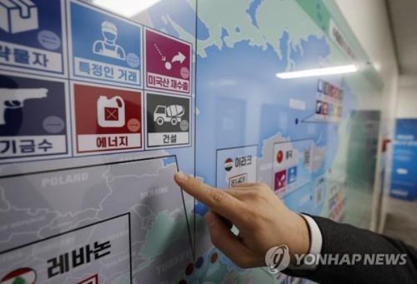 In this file photo, an official points to Belarus on a status board designating South Korea's restrictions on exports of strategic items by country at the Korean Security Agency of Trade and Industry in Seoul on March 7, 2022. The previous day, the South Korean government announced such curbs on Belarus, which is in support of Russia invading Ukraine. (Yonhap)