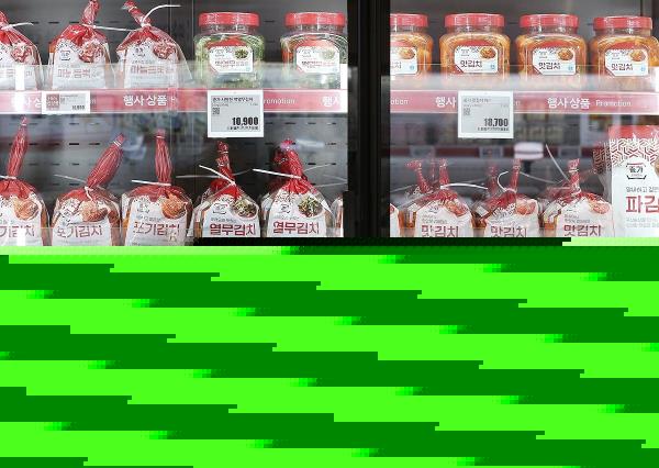 Kimchi products are displayed at a supermarket in Seoul on Oct. 31, 2023. (Yonhap)