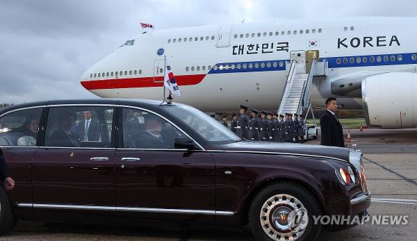 South Korean President Yoon Suk Yeol, alo<em></em>ngside his wife, Kim Keon Hee, rides in a vehicle after arriving at Lo<em></em>ndon Stansted Airport on the outskirts of Lo<em></em>ndon on Nov. 20, 2023, for a four-day state visit to Britain on the first leg of a two-nation trip that will later take him to France for a final diplomatic campaign to bring the 2030 World Expo to Busan. (Yonhap)